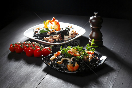黑意面加海鲜沙拉脚轮香料美食乌贼食物盘子贝类桌子胡椒图片