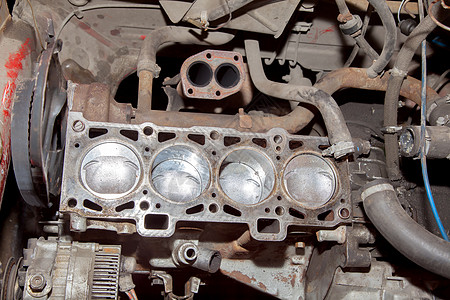 修理旧车的发动机图片