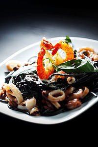 黑意面加海鲜贝类香菜胡椒蔬菜餐厅盘子大虾叶子午餐乌贼图片