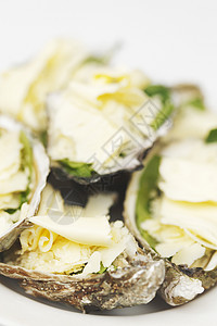 含奶酪和烤肉的牡蛎蔬菜草本植物海鲜海洋美味食物饮食香料美食树叶图片