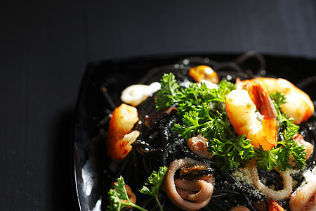 黑意面加海鲜食物沙拉叶子胡椒餐厅香料美食面条墨水蔬菜图片