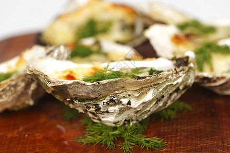 芝士和的牡蛎生蚝海洋饮食美味树叶蔬菜贝类海鲜美食盘子图片