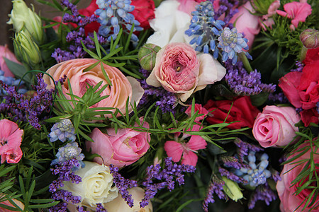 蓝色和粉红色的婚礼安排装饰品花朵新娘紫色粉色中心花束植物庆典仪式图片