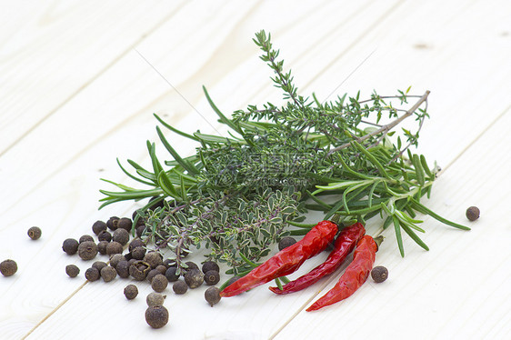 新鲜草药和香料叶子食物枝条烹饪草本厨房百里香辣椒花园胡椒图片