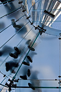 玻璃楼梯自动扶梯蓝色迷宫螺旋建筑脚步金属背景图片