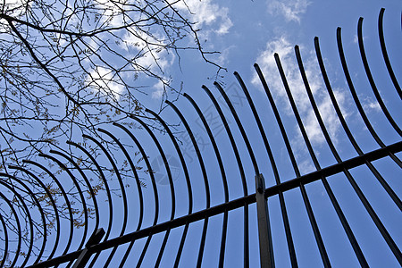 钢钢棒天空自由边界栏杆防御金属安全栅栏网格框架图片