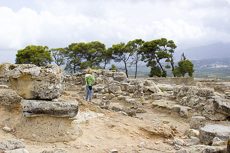 克里特岛古代城市Paistos或Festos女孩摄影师旅游旅行历史孩子考古学神话文化废墟图片