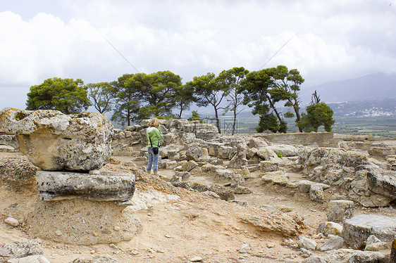 克里特岛古代城市Paistos或Festos女孩摄影师旅游旅行历史孩子考古学神话文化废墟图片