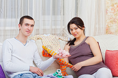 与丈夫一起怀孕的妇女童装家庭身体母性投标父亲产妇女性手臂药品图片