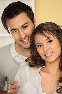 幸福情侣的肖像白衬衫棕色球衣黑色女性男人男性肩膀头发眼睛图片