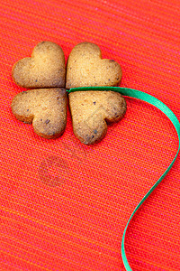 以爱尔兰青绿绿色的木斑和绿绿色的丝带庆典团体三叶草运气织物成功红色生活食物图片