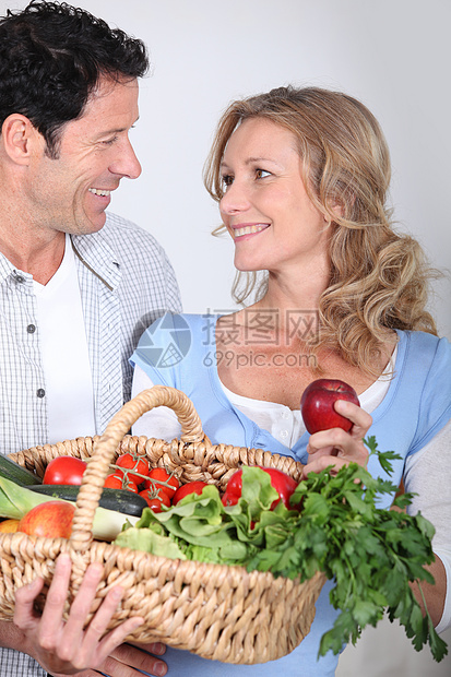 一对夫妇用蔬菜篮子看着对方的眼睛图片