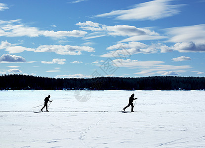 北欧在冰冻湖上滑雪白色娱乐天空锻炼闲暇滑雪者季节性探索蓝色国家图片
