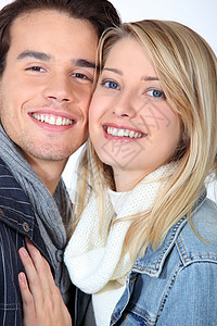 一对夫妇的肖像亲和力情侣羊毛治疗金发女郎男性头发微笑栅栏围巾背景图片