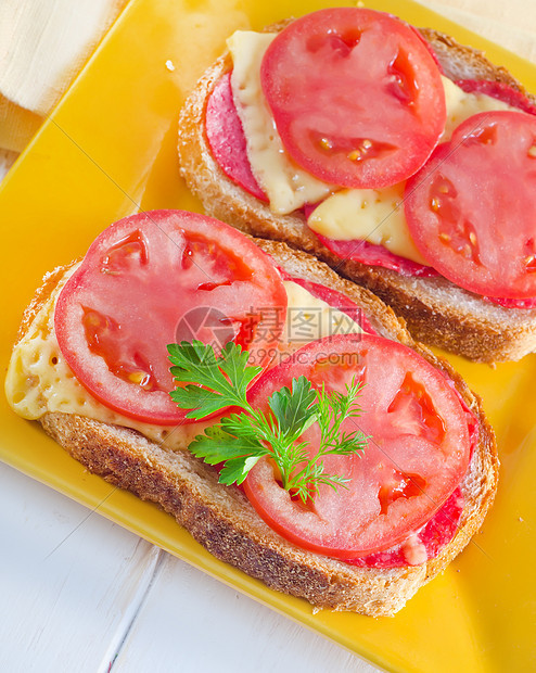 加奶酪和番茄面包橙子沙拉蔬菜饮食果汁木头早餐桌子大蒜餐厅图片