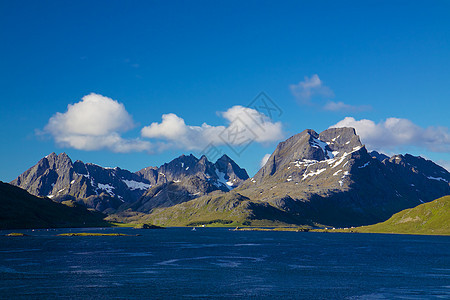 挪威全景山脉风景晴天海岸线蓝色海洋海岸山峰图片