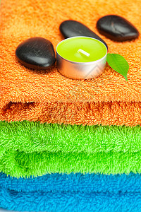 三条多色浴巾 黑色SPA STO的背景背景生活火焰毛巾植物奢华水疗团体卫生叶子宏观图片