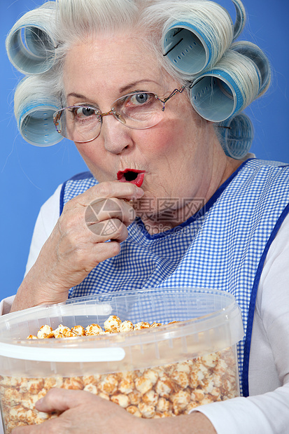 奶奶吃焦糖爆米花图片