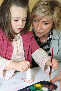母亲和女儿绘画雕像图片