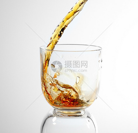 威士忌倒在玻璃杯里飞溅液体流动玻璃图片