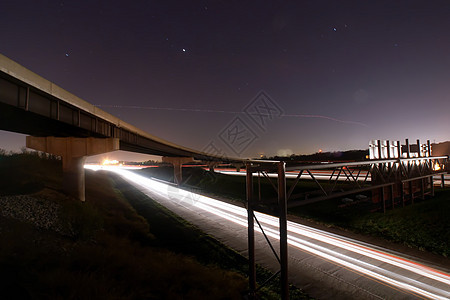 桥梁下面的灯光交通小道图片