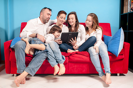 在沙发上用平板电脑男生家庭女孩女性父母感情父亲女士女儿孩子图片
