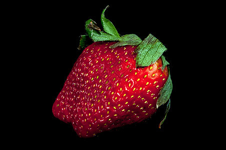黑色背景上隔离的新鲜红草莓图片