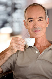 男人喝咖啡时间增长年龄退休手势图片