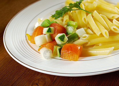 美味的通心面桌子照片西红柿食物素菜菜板创造力烹饪木头宏观图片