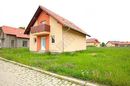 自然地貌的乡村小屋天空财产住宅文化花园草地木头建筑房子场景图片