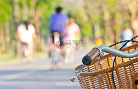 公园的自行车女性街道民众小路男人卫生锻炼女士花园保健图片