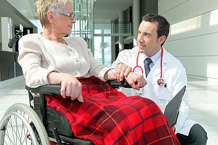 医生跟坐在轮椅上的女人说话残障男性医院女性疾病工作卫生女士老年帮助图片