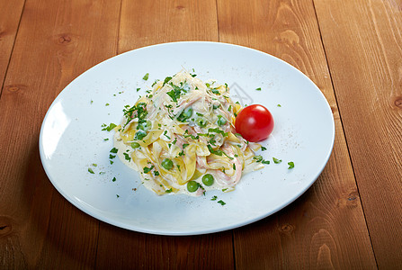 费特奇内阿尔弗雷多食物面条美食照片桌子西红柿意大利人木头烹饪素菜背景图片