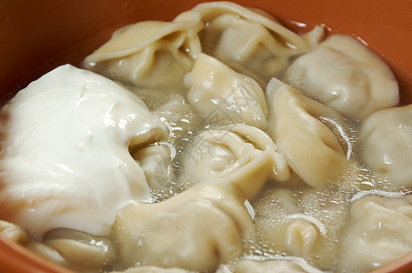 传统俄罗斯食物pelmeni烹饪面粉饺子午餐盘子糕点水饺厨房美食图片