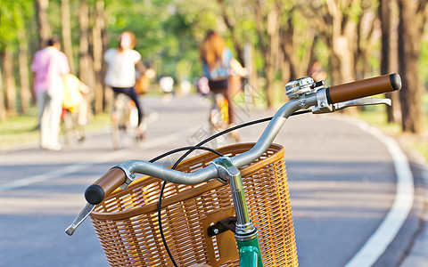 公园的自行车团体锻炼保健女士小路卫生花园街道男人民众图片