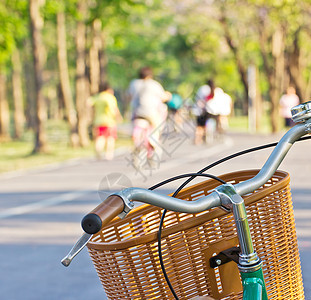 公园的自行车保健小路男人卫生团体花园运动女士民众金属图片