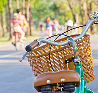 公园的自行车运动民众小路女性锻炼花园街道金属男人卫生图片