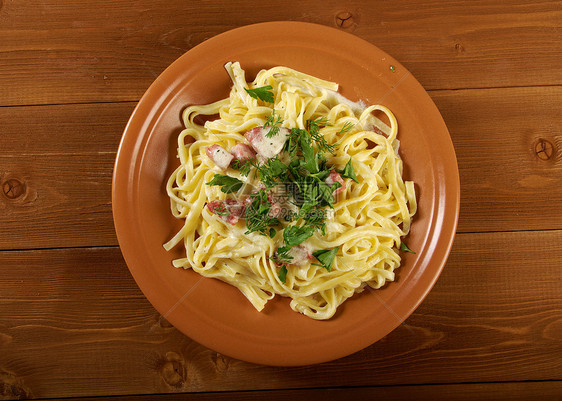 费特奇内阿尔弗雷多素菜西红柿美食创造力面条木头照片切菜板桌子香肠图片