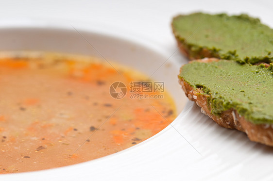 意大利矿泉汤 配有害虫氯硝西尼美食午餐草本植物蔬菜食物香菜芹菜面包萝卜肉汤图片