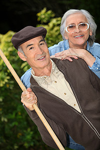 花园里的老夫妇帽子园艺球衣时间温度爱好季节女性男性贝雷帽图片