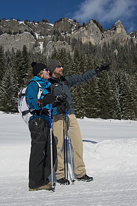 在雪轨上指路的希克人登山男人游客活动夫妻旅行运动女性旅游踪迹图片