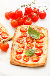 配西红柿和香料午餐焦点烹饪食物绿色蔬菜奶油砧板红色图片