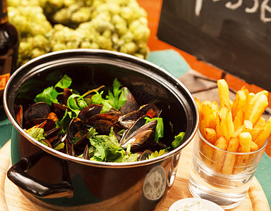 含薯条的贝类酒吧海洋牡蛎午餐宏观美食土豆海鲜餐厅营养图片