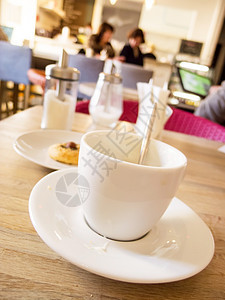 在咖啡厅与人们一起喝咖啡木头牛奶咖啡师酒吧拿铁杯子文化咖啡飞碟餐厅图片
