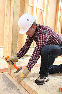工作场所木工男性工作台木匠安全帽建造木头手工建筑建设者锤子图片