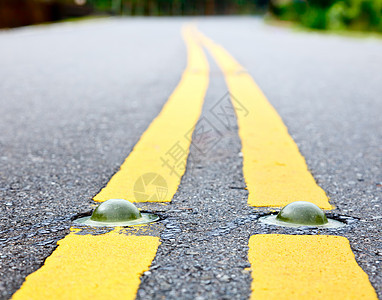 路路标志反光沥青黄色路面标记粒状玻璃安全装置街道道路图片
