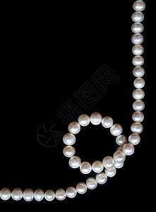 黑色丝绸上的白珍珠作为背景珠宝女性细绳天鹅绒项链奢华珍珠珠子宝藏光泽度图片