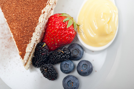 甜点加浆果和奶油糕点咖啡宏观盘子小吃水果巧克力可可蛋糕美食图片