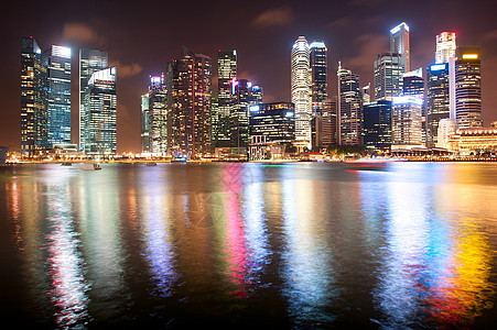 晚上在新加坡市中心财产建筑物金融天空场景反射港口码头全景景观图片