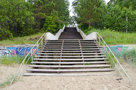 通往海沙滩的旧楼梯背景图片